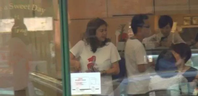 為母買賀壽蛋糕阻塞交通!53歲前TVB女星獲贊孝順:媽媽開心就好~~~