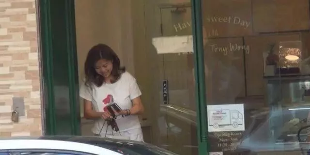 為母買賀壽蛋糕阻塞交通!53歲前TVB女星獲贊孝順:媽媽開心就好~~~