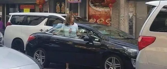 為母買賀壽蛋糕阻塞交通!53歲前TVB女星獲贊孝順:媽媽開心就好~~~