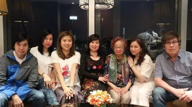 為母買賀壽蛋糕阻塞交通!53歲前TVB女星獲贊孝順:媽媽開心就好~~~
