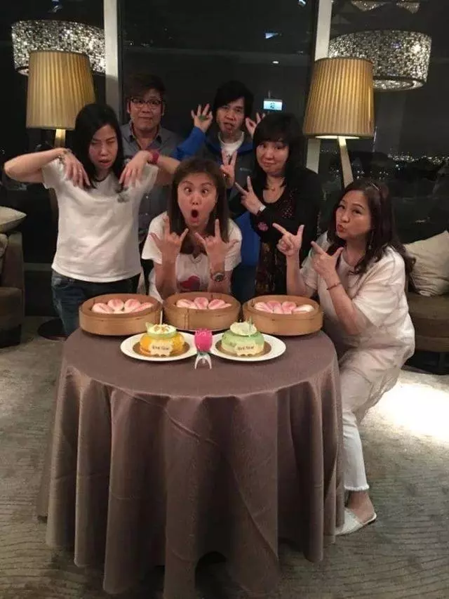 為母買賀壽蛋糕阻塞交通!53歲前TVB女星獲贊孝順:媽媽開心就好~~~