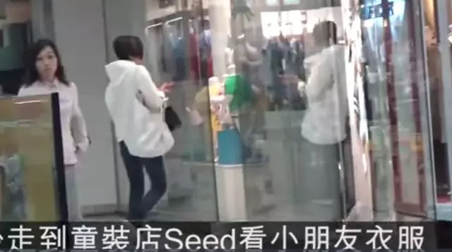 劉愷威爸媽帶孫女逛街,小糯米穿公主裙打扮精緻像媽媽楊冪!