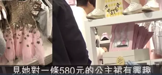 劉愷威爸媽帶孫女逛街,小糯米穿公主裙打扮精緻像媽媽楊冪!