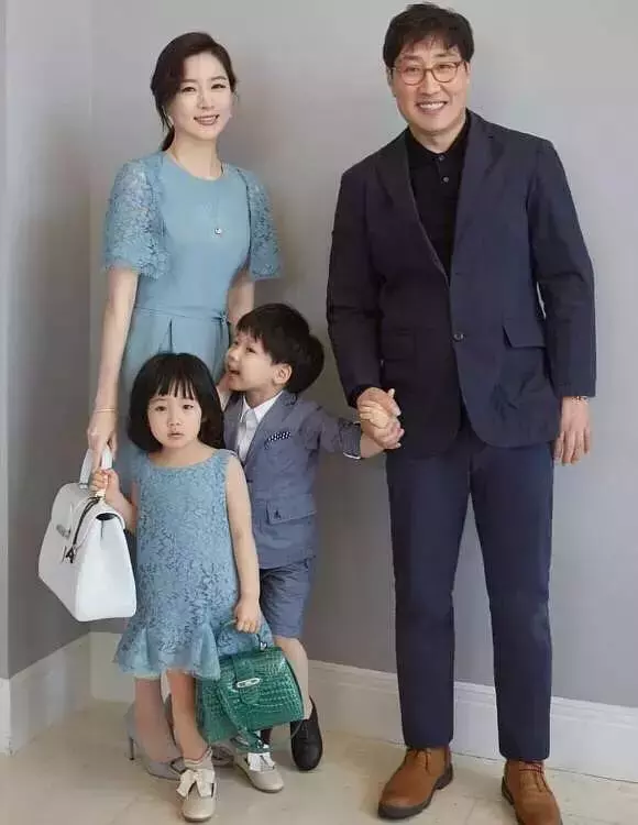 李英愛8歲女兒近照,長開後比咘咘還漂亮,鼻子臉型就贏在起跑線!