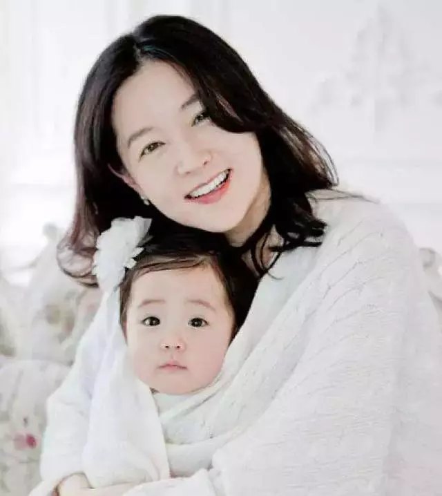 李英愛8歲女兒近照,長開後比咘咘還漂亮,鼻子臉型就贏在起跑線!