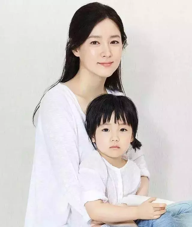 李英愛8歲女兒近照,長開後比咘咘還漂亮,鼻子臉型就贏在起跑線!
