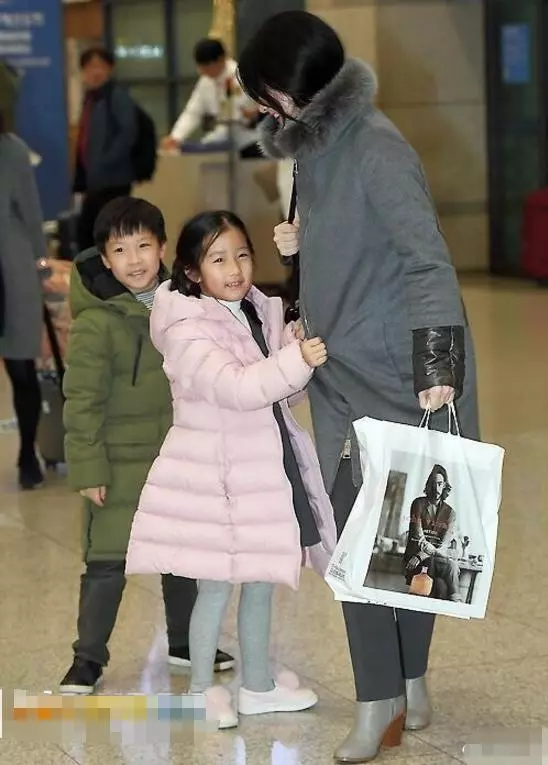 李英愛8歲女兒近照,長開後比咘咘還漂亮,鼻子臉型就贏在起跑線!