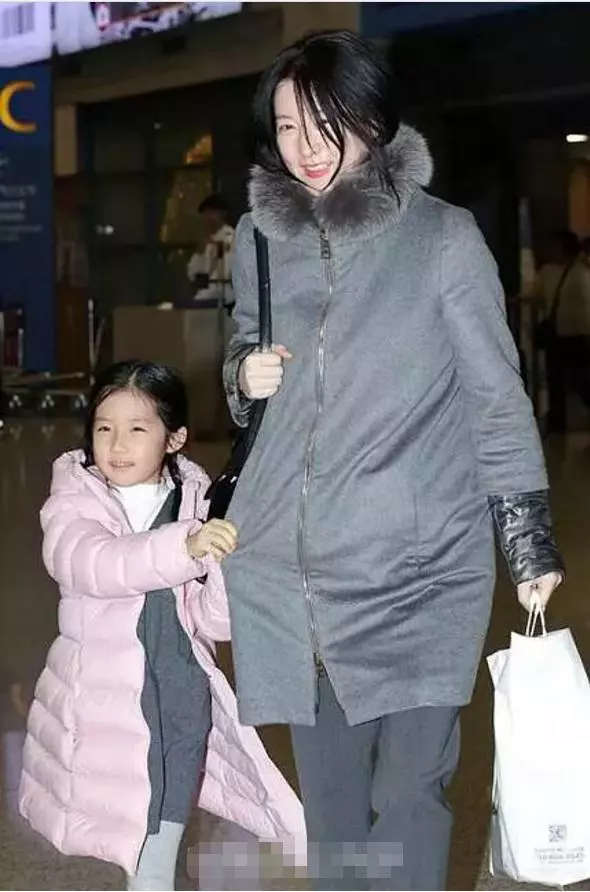 李英愛8歲女兒近照,長開後比咘咘還漂亮,鼻子臉型就贏在起跑線!