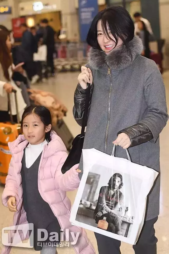 李英愛8歲女兒近照,長開後比咘咘還漂亮,鼻子臉型就贏在起跑線!