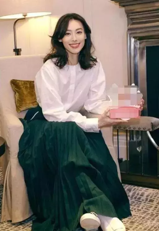 曾差一點嫁入豪門,如今現身美出新高度,李嘉誠兒子真的看錯了!