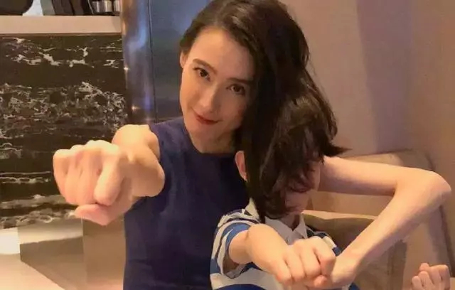 曾差一點嫁入豪門,如今現身美出新高度,李嘉誠兒子真的看錯了!