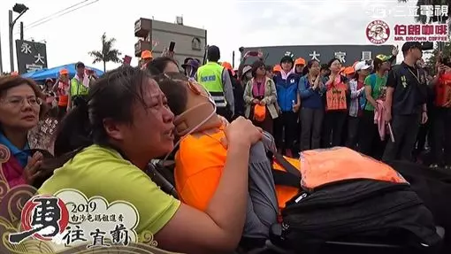 無助母曾「帶癱兒祈求」祂選擇繞道!如今二度跪求「神轎一抬」眾人皆淚流:白沙屯媽祖自有安排