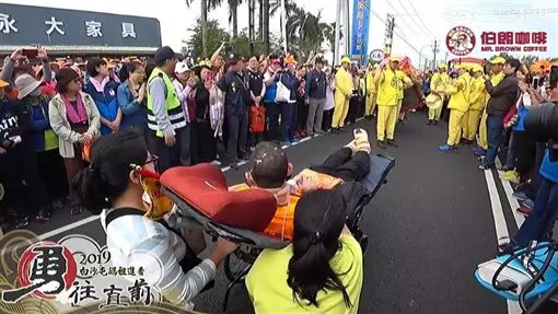 無助母曾「帶癱兒祈求」祂選擇繞道!如今二度跪求「神轎一抬」眾人皆淚流:白沙屯媽祖自有安排