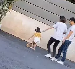 當女兒賺錢工具?3歲童模拍百件衣 親媽看她休息「狠踹一腳」