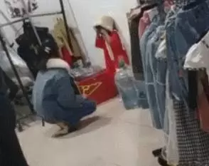 當女兒賺錢工具?3歲童模拍百件衣 親媽看她休息「狠踹一腳」
