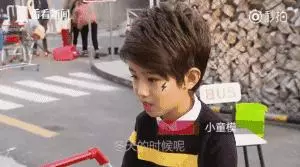 當女兒賺錢工具?3歲童模拍百件衣 親媽看她休息「狠踹一腳」