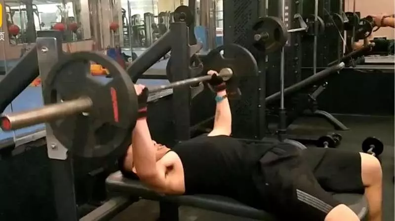 不是說瘦下來有妹倒追?130公斤男健身2年變壯,含淚問:「說好的異性緣呢」