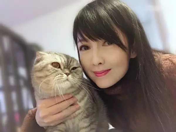 美魔女代表周慧敏 轉身纖腰現形如少女