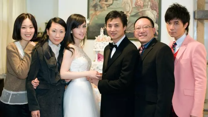 美魔女代表周慧敏 轉身纖腰現形如少女