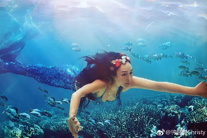 48歲鍾麗緹化身美人漁 與老公拍夢幻海底美照