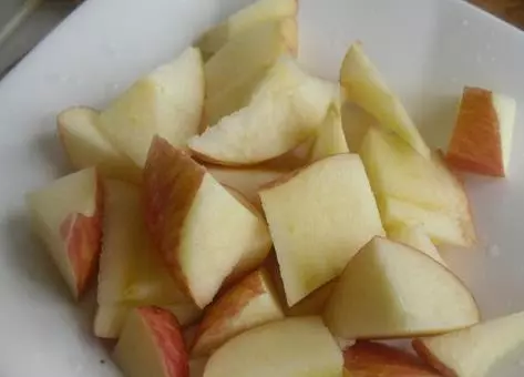 蘋果+山楂,扔進鍋裡煮一煮,每天喝一碗,血管不堵了,大肚子平了,不想一臉皺紋可試試