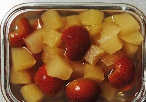 蘋果+山楂,扔進鍋裡煮一煮,每天喝一碗,血管不堵了,大肚子平了,不想一臉皺紋可試試