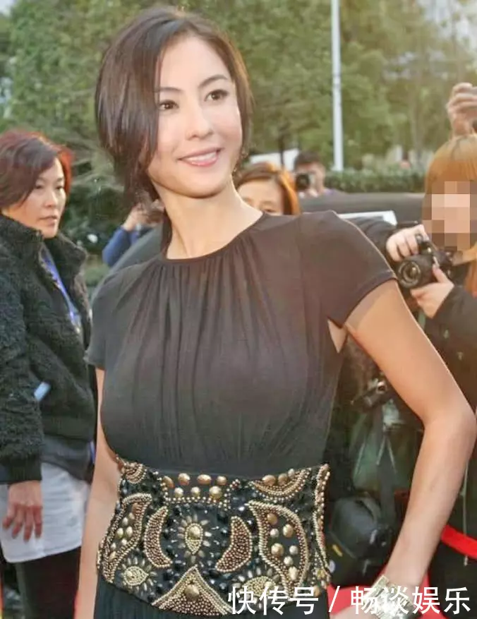 張柏芝「真空」亮相!上身就快垂到肚子,網友:果然是辣媽!