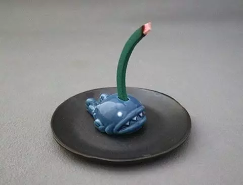 位置超尷尬的「貓尾巴蚊香座」日本爆紅!「深海鮟鱇魚」版本超可愛:真的是小燈籠❤