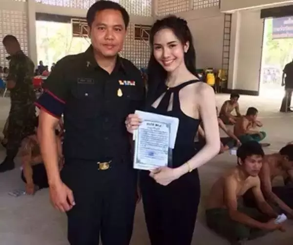 一年一度泰國徵兵季又到了:無數「美豔兵哥哥」驚豔報到