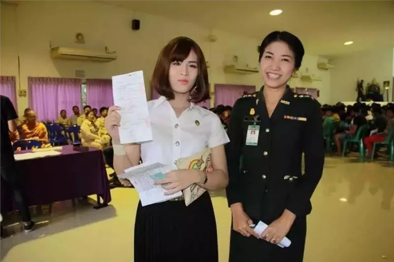 一年一度泰國徵兵季又到了:無數「美豔兵哥哥」驚豔報到