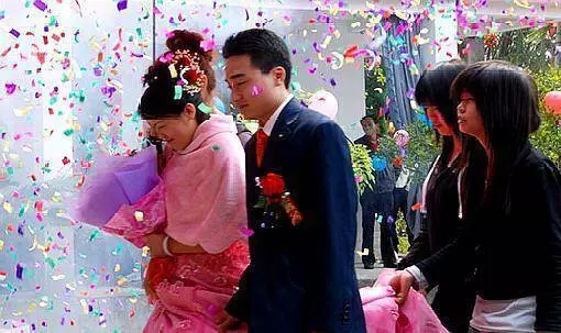 我躲衣櫃想給老公生日驚喜,老公竟帶女人回家,看清是誰我笑出聲
