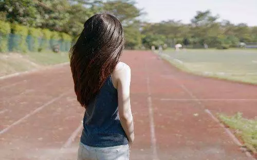 我躲衣櫃想給老公生日驚喜,老公竟帶女人回家,看清是誰我笑出聲