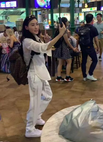 張柏芝被中年發福男子公主抱,撩發甜笑心情好,中年男索吻失敗!