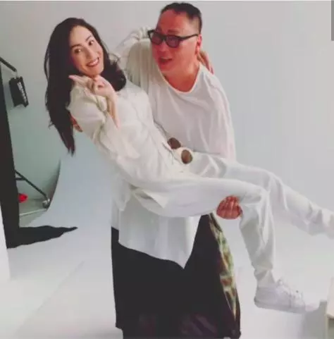 張柏芝被中年發福男子公主抱,撩發甜笑心情好,中年男索吻失敗!