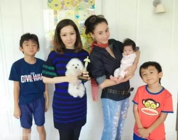 張柏芝被中年發福男子公主抱,撩發甜笑心情好,中年男索吻失敗!