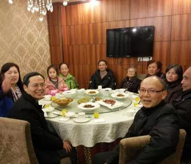 有錢女友帶我回家吃飯 飯桌上岳父給我30萬 我氣的摔門走人