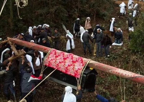 雙胞胎女兒被人玷污殺害,託夢給父親說救命,挖開墳墓眼睛濕了