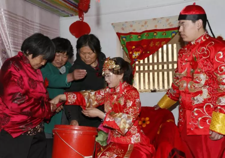 結婚當天跑進條蛇,家裡人要打,新郎阻止,三月後,妻子慘遭蛇口