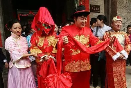 婚禮上婆婆給10元改口費,我轉身就走,老公指了指頭頂,我樂了