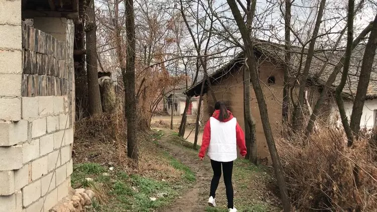 女子河邊洗衣服,遇條黑魚爬上岸,魚道一語,女子回村綁抓了丈夫