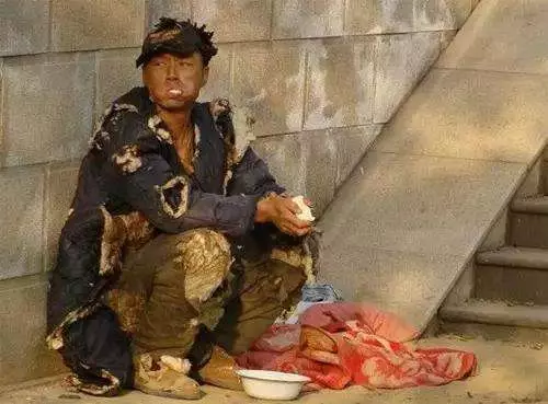 懶乞丐救了一隻黃鼠狼,罵了一句畜生,幾日後,卻揚名天下