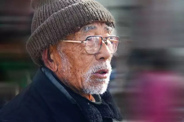 保姆去世十年後,她兒子找老人要賠償,一封遺書揭開保姆去世原因