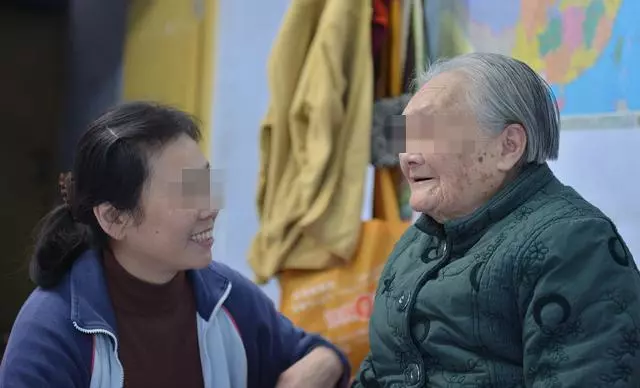 保姆去世十年後,她兒子找老人要賠償,一封遺書揭開保姆去世原因