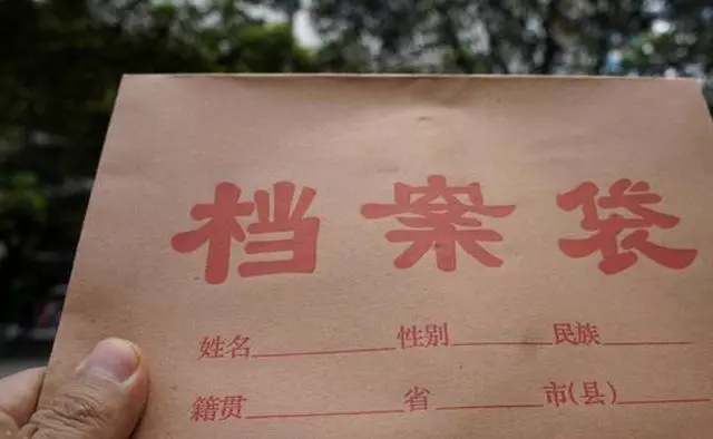 保姆去世十年後,她兒子找老人要賠償,一封遺書揭開保姆去世原因