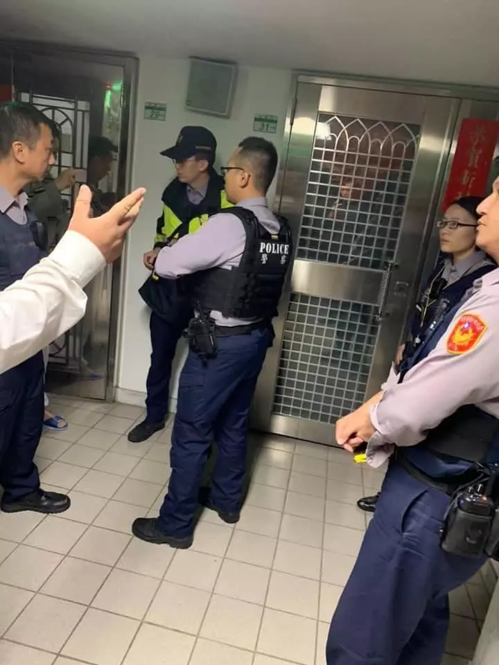婦人深夜PO文「我家好像有小偷」 警方帥氣攻堅…見犯人傻眼:賣鬧啊