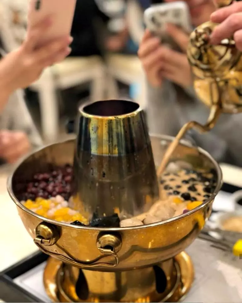 馬來西亞「冷熱都可吃的珍奶火鍋」大爆紅 超夢幻點心變配料網讚:真的不是暗黑料理!