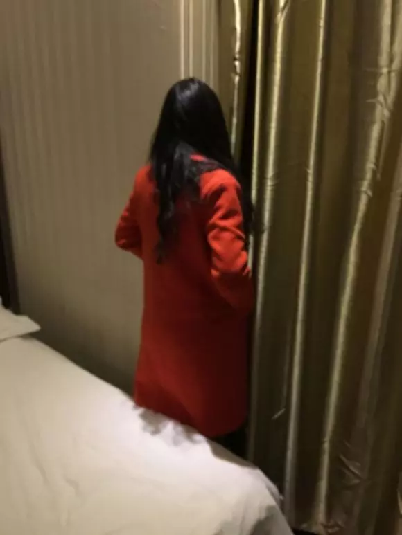 一起去摩鐵!紅衣妹包緊緊「堅持不脫」他急壞 PO文求救:只有3小時...