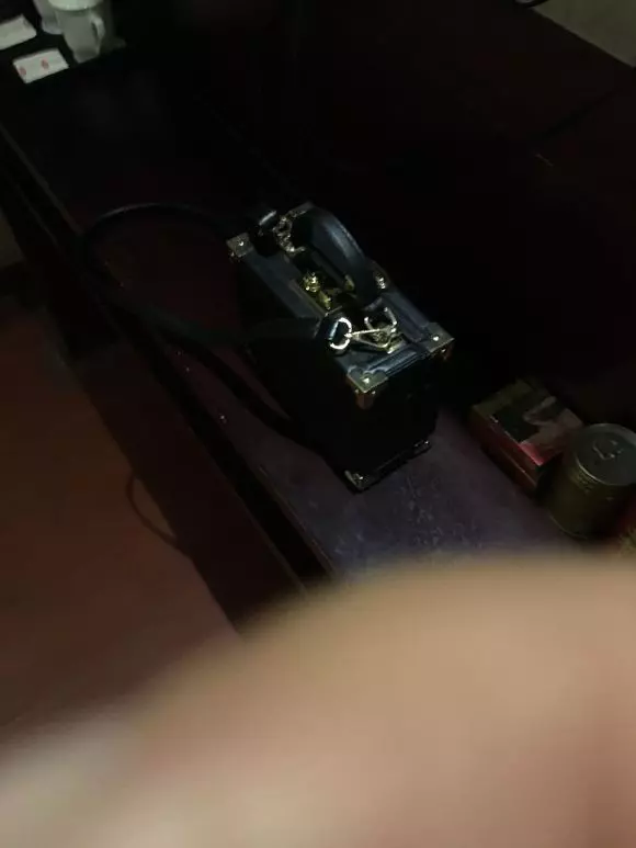 一起去摩鐵!紅衣妹包緊緊「堅持不脫」他急壞 PO文求救:只有3小時...