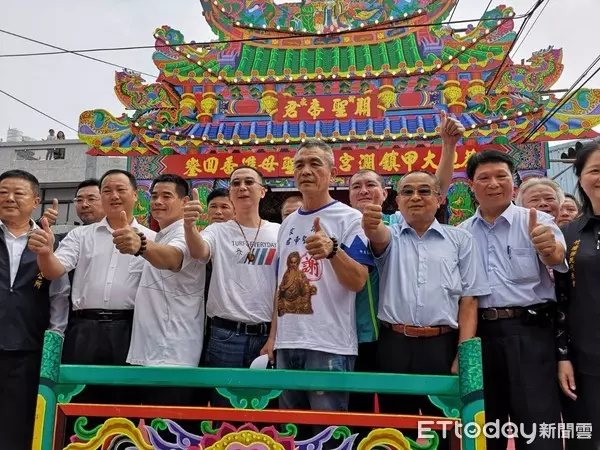 曾開槍殺黑道大哥!謝惠仁「跪迎大甲媽回鑾」虔誠感恩一切 出獄3年「低調行善」浪子回頭變信徒