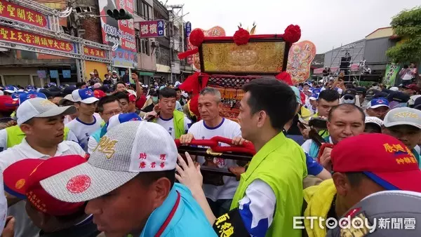 曾開槍殺黑道大哥!謝惠仁「跪迎大甲媽回鑾」虔誠感恩一切 出獄3年「低調行善」浪子回頭變信徒